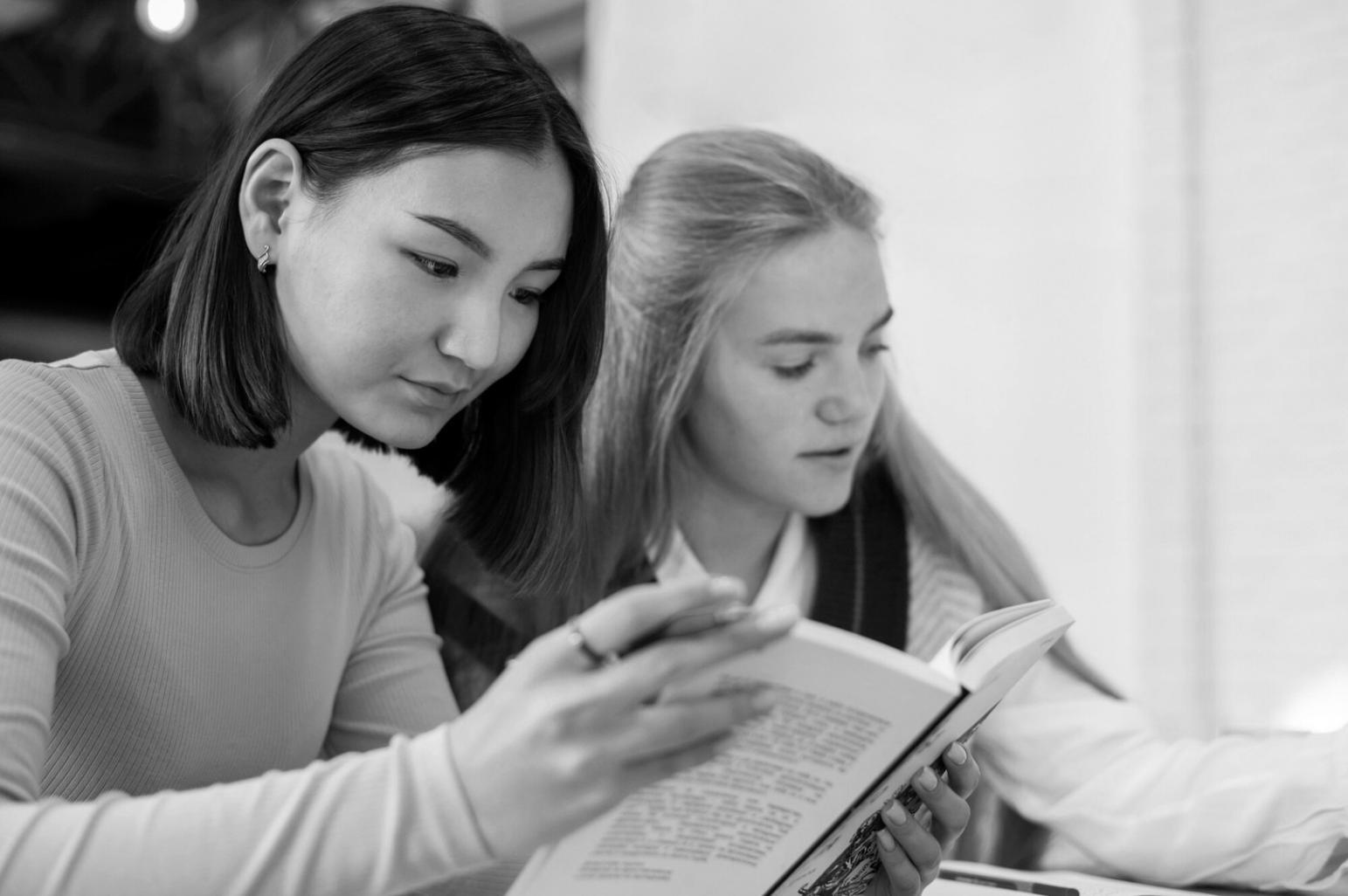 Session de travail avec une équipe de startup préparant sa levée de fonds