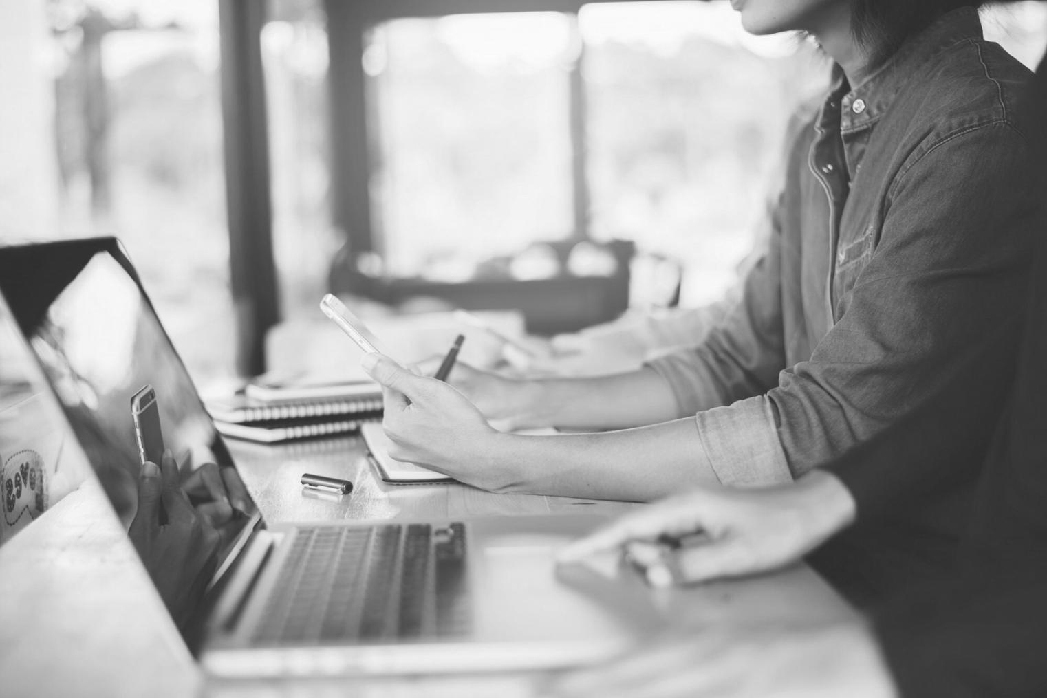 Session de travail entre entrepreneurs et conseillers financiers